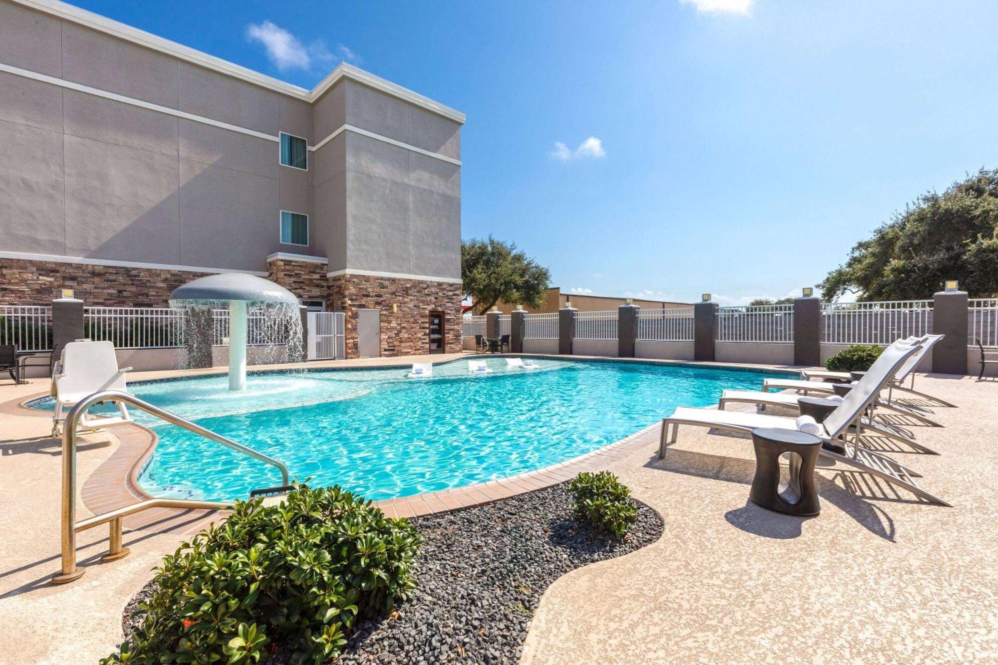 La Quinta By Wyndham Rockport - Fulton Hotel Exterior photo